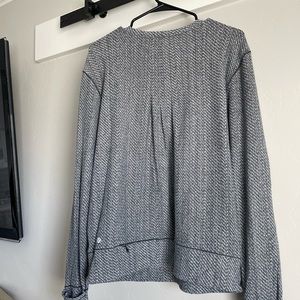 Lululemon long sleeves with thumb hole and finger covers.